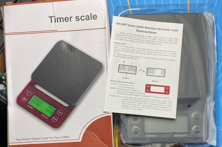 Для взвешивания нужного объёма кофе нужны точные весы. Фото.