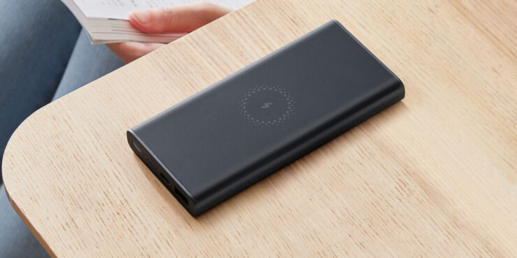 PowerBank с беспроводной зарядкой. PowerBank с беспроводной зарядкой — самое необходимое, что у вас может быть в рюкзаке зимой. Фото.