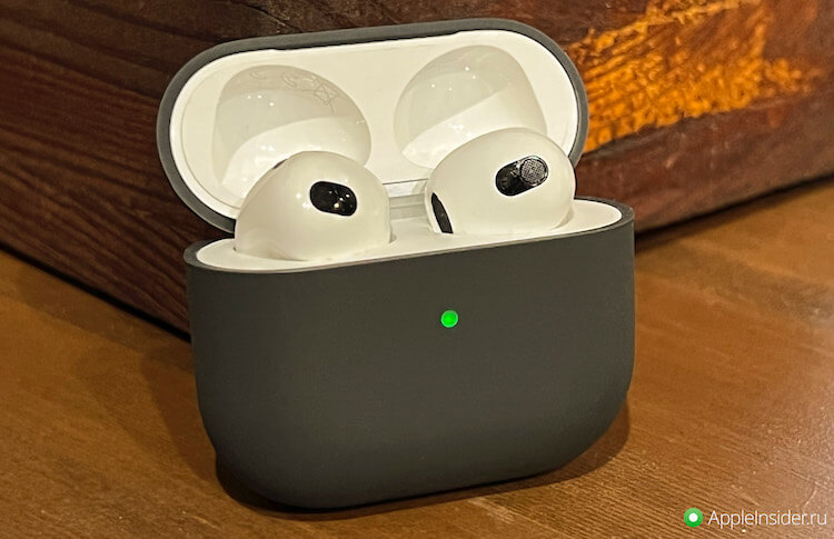 Как чехол сидит на AirPods. Чехол сидит на наушниках идеально, правда, надо будет в начале использования потратить 15-20 секунд, чтобы выровнять его на корпусе. Как чехол сидит на AirPods. Чехол сидит на наушниках идеально, правда, надо будет в начале использования потратить 15-20 секунд, чтобы выровнять его на корпусе. Фото.