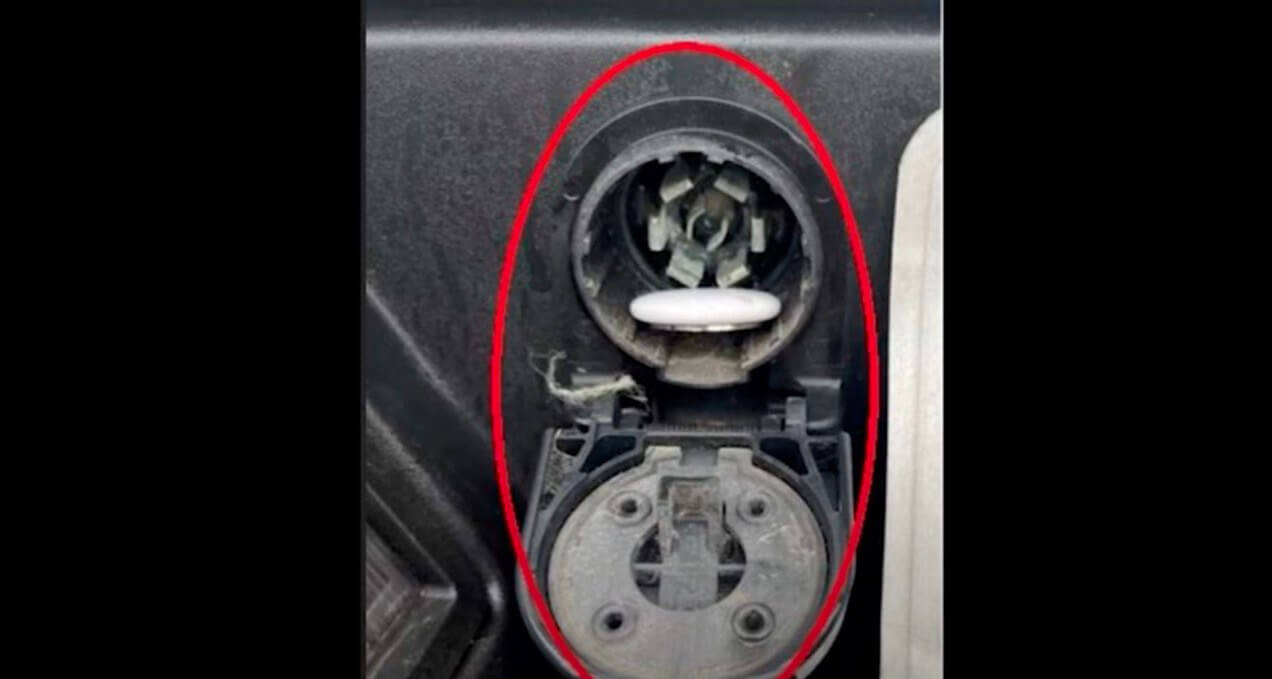 Мошенники кладут AirTag в автомобиль, а потом просто угоняют его. Фото.