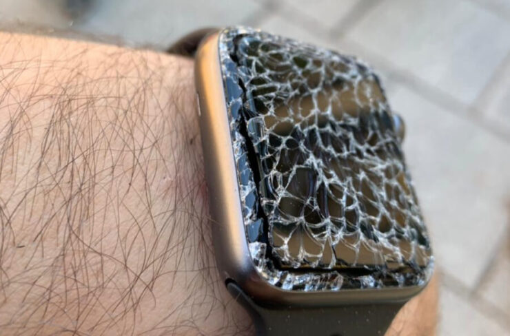 Проблемы Apple Watch. В качестве аргумента за взрыв мужчина говорит о крошках на ремешке. Проблемы Apple Watch. В качестве аргумента за взрыв мужчина говорит о крошках на ремешке. Фото.