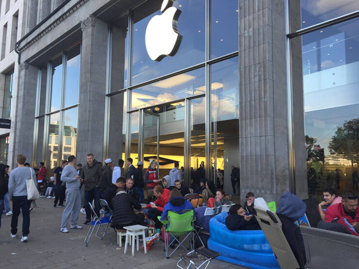 Очереди за iPhone пропали, но многие по-прежнему грезят смартфоном от Apple. Фото.