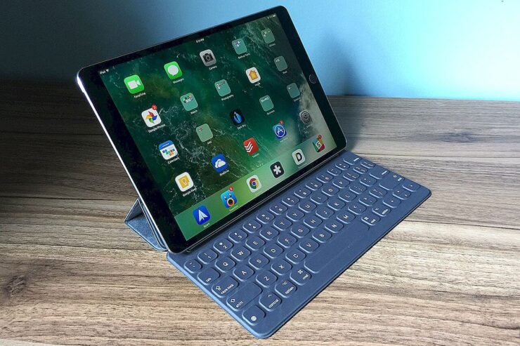 iPad с клавиатурой сгодится для работы, а стоить будет дешевле ноутбука. Фото.