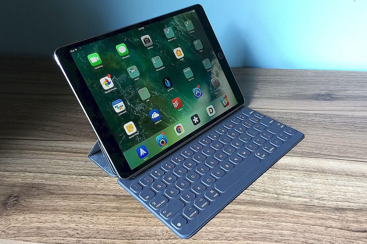 iPad с клавиатурой сгодится для работы, а стоить будет дешевле ноутбука. Фото.