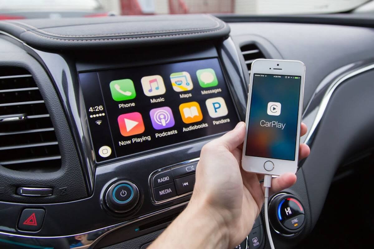 Старайтесь не заряжать iPhone в машине. Фото.