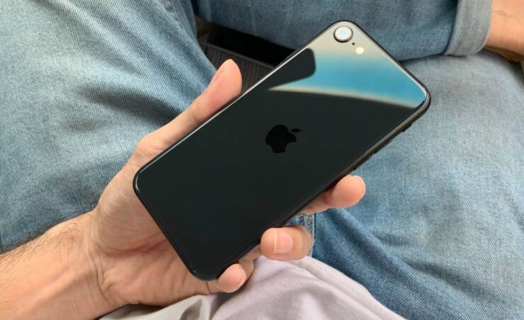 Почему не стоит покупать iPhone SE 2020. iPhone SE 2020 хорошо справляется с задачами, но его аккумулятор — боль. Фото.