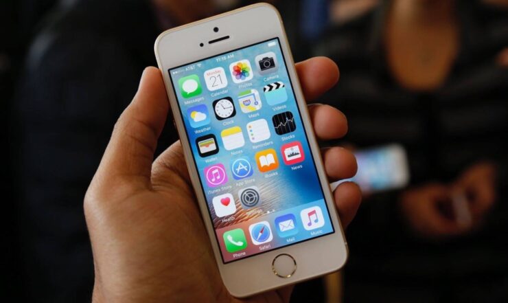 Кнопка «Домой» — вот, что отличало смартфон от Apple от других моделей. Фото.