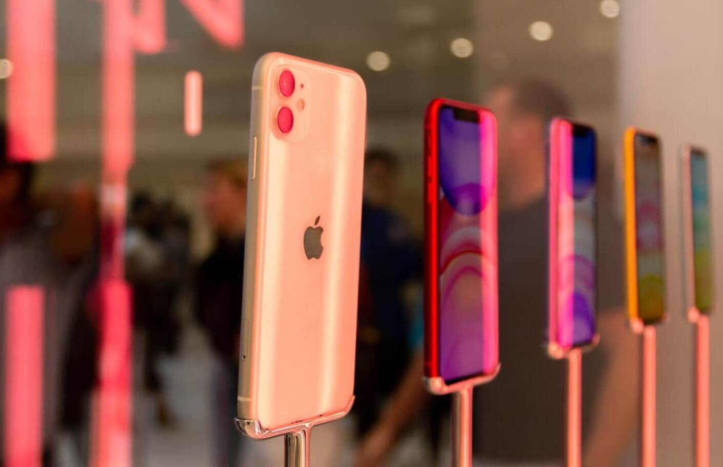 Купив старую модель iPhone, вы рискуете столкнуться с тем, что через 1-2 года продадите его за бесценок. Фото.