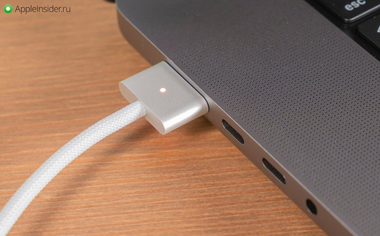 Новый MagSafe 3, представленный в 2021 году. Шнур поставляется отдельно от блока, выполнен из тряпичных материалов. Фото.