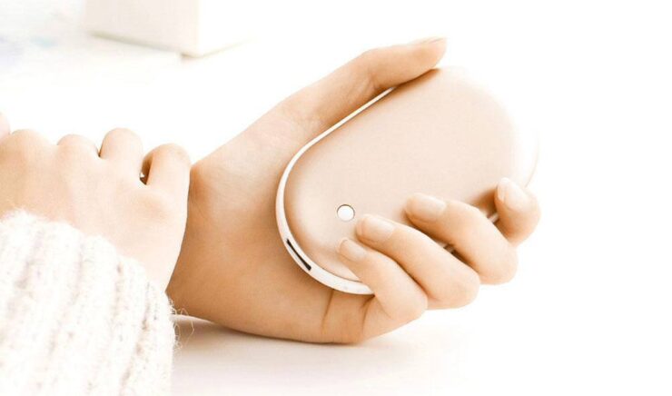 Удобный PowerBank-грелка 10 000 мАч. PowerBank-грелка поможет справиться с холодом на улице. Удобный PowerBank-грелка 10 000 мАч. PowerBank-грелка поможет справиться с холодом на улице. Фото.