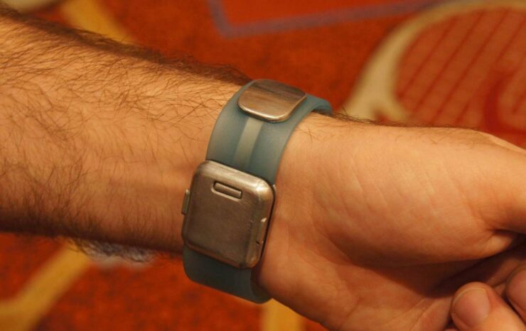 Умный ремешок для Apple Watch. Задумка умного ремешка крутая, но выглядит он не очень. Фото.