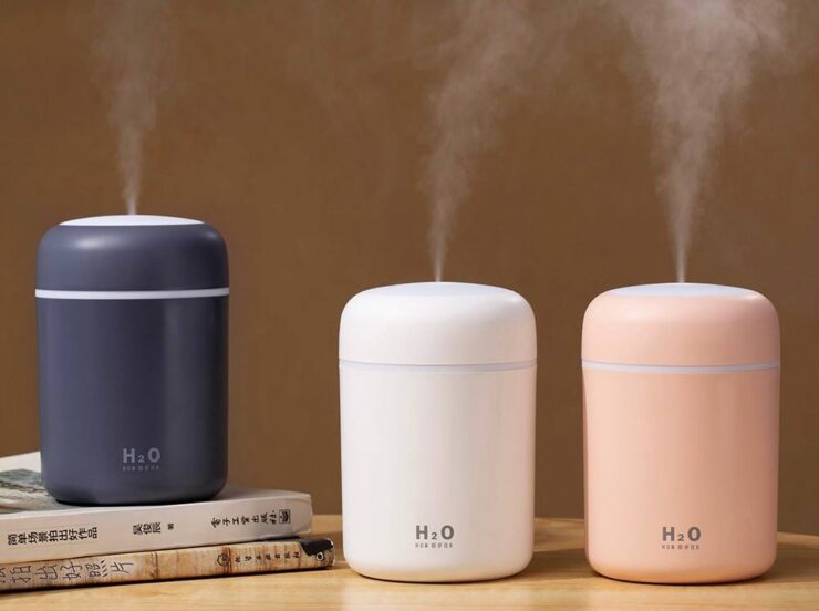 Компактный увлажнитель воздуха. Увлажнитель поможет справиться с сухостью в помещении. Компактный увлажнитель воздуха. Увлажнитель поможет справиться с сухостью в помещении. Фото.