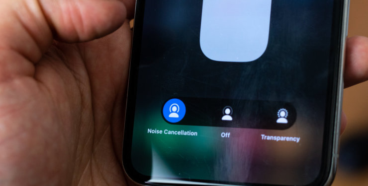 Зачем обновлять прошивку AirPods. Иногда в обновлениях AirPods содержатся важные изменения. Например, исправление ошибок с шумоподавлением. Фото.