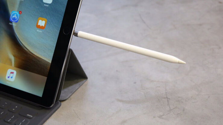 Вот так подключается Apple Pencil 1 к iPad. Заряжать его придется также. Фото.