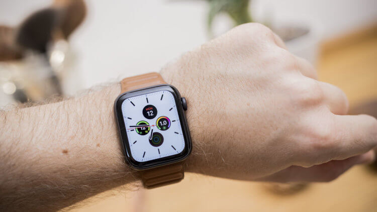 Стоит ли покупать Apple Watch SE в 2022 году. Apple Watch SE — по-прежнему хорошее устройство. Фото.