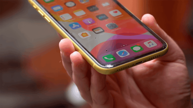 iPhone 11 — очень прочное устройство. Переживать за механические повреждения я бы не стал. Фото.
