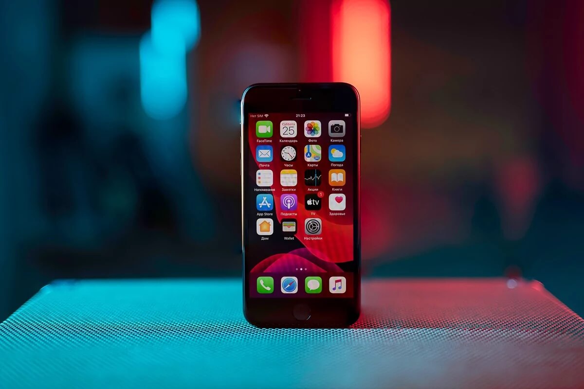 Скорее всего iPhone SE 3 останется в прежнем корпусе. А жаль. Фото.