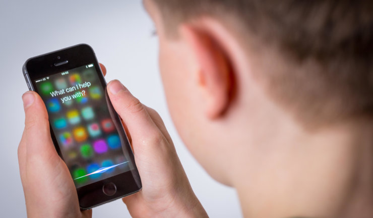 Не давайте свой смартфон детям, это опасно. Фото.