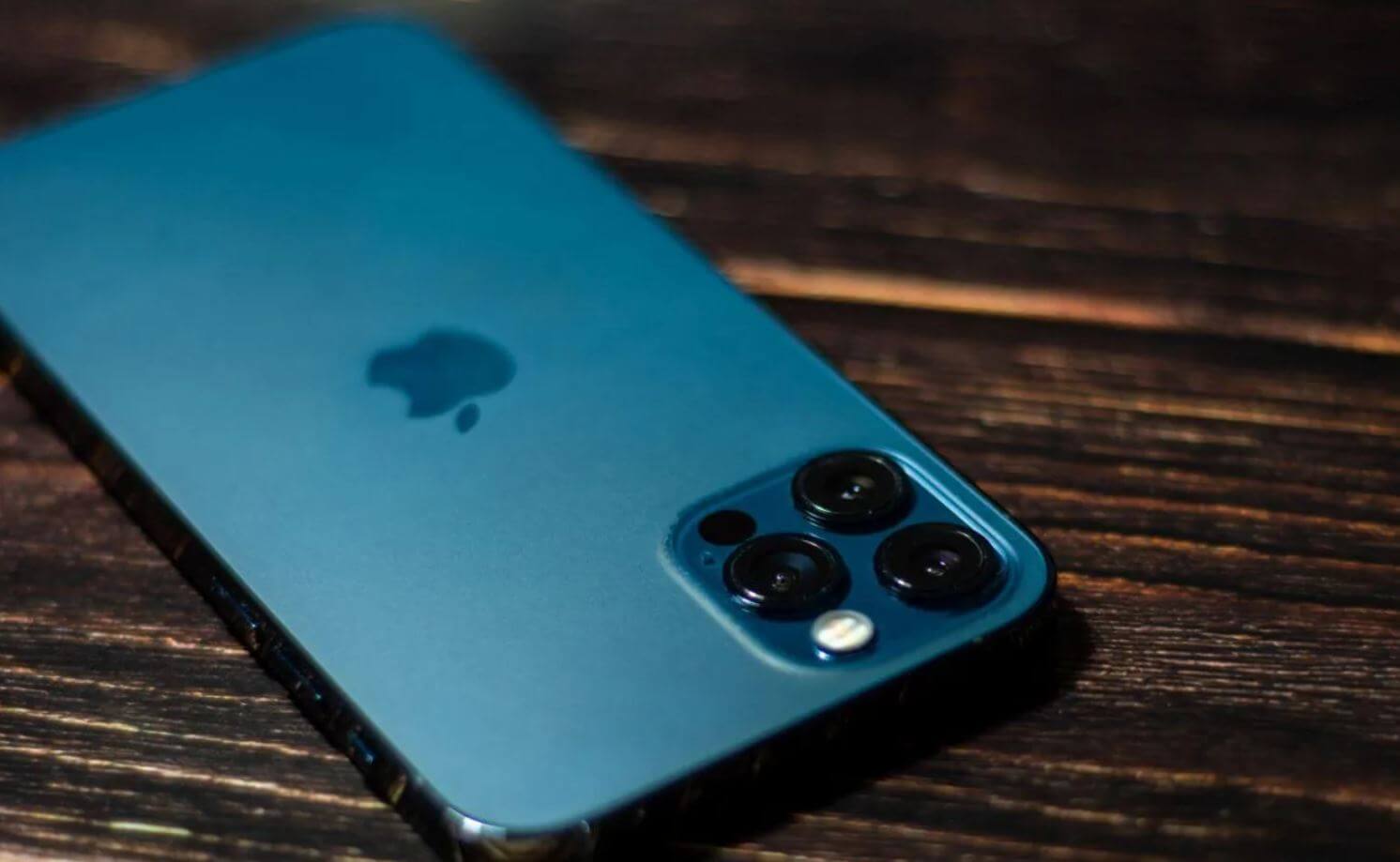 Цвет Айфона тихоокеанский. iPhone 12 Pro в первые дни продаж оказался в дефиците именно в этом цвете. Фото.