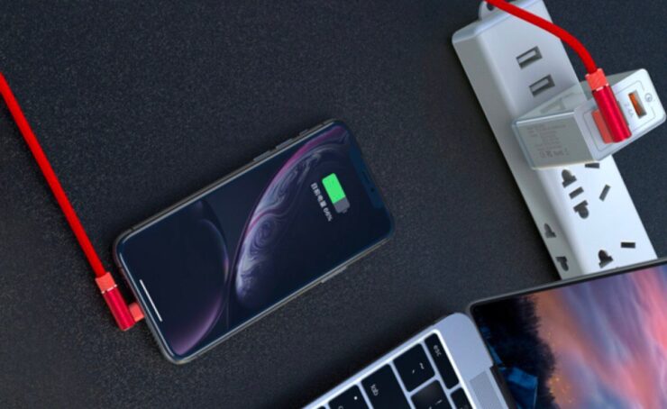 Зарядка для iPhone сбоку. Провод Lightning для iPhone, который вставляется сбоку. Фото.