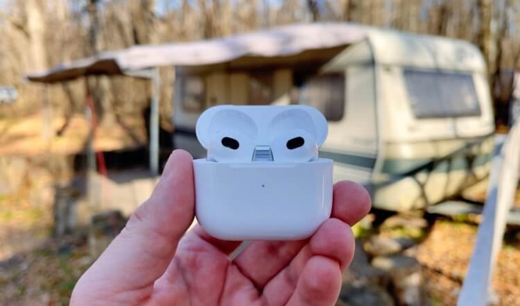 iPhone X в 2022 году, не работает наушник AirPods, приложения для прослушивания музыки. iPhone X в 2022 году, не работает наушник AirPods, приложения для прослушивания музыки. Фото.