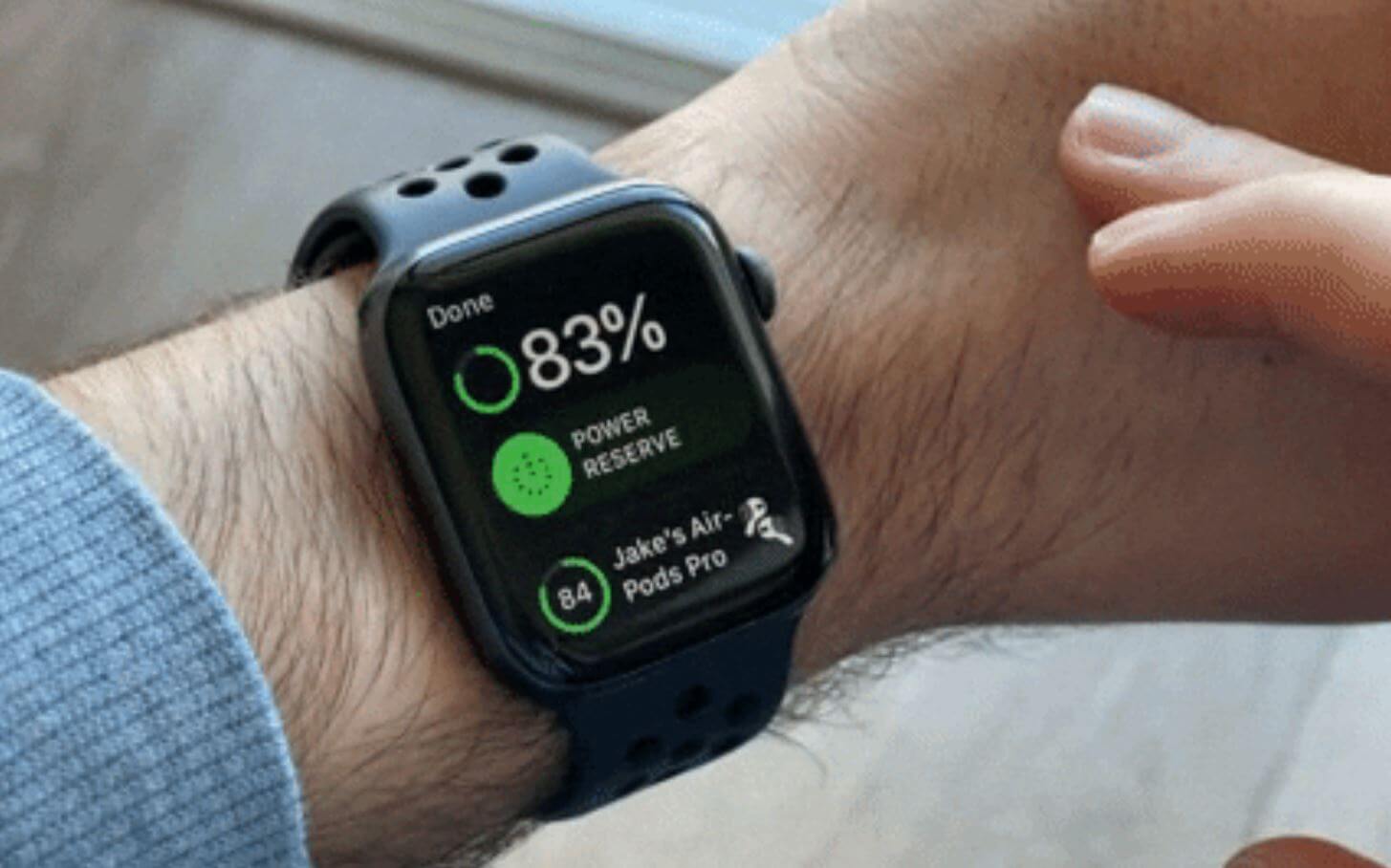 Как посмотреть заряд AirPods на Apple Watch. Еще один удобный способ проверить заряд AirPods — с помощью Apple Watch. Фото.