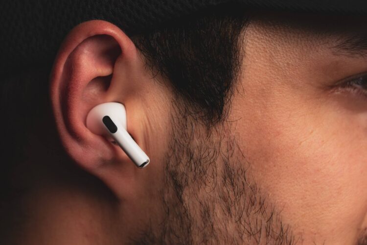 Apple откажется от Bluetooth в новых AirPods. Это нужно для поддержки Lossless-музыки. Фото.