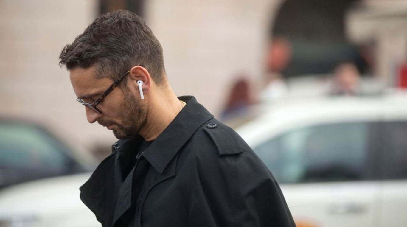 Не стоит забирать наушник себе, это чревато плохими последствиями. Фото.