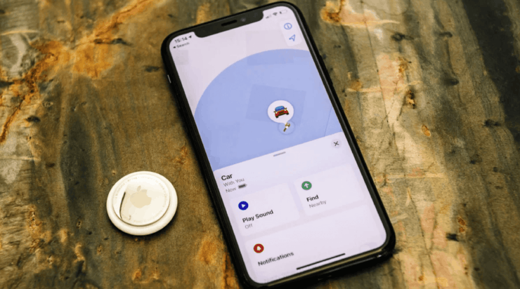 AirTag слежка. Девушка положила AirTag в машину. Найти такую метку было бы непросто. Фото.