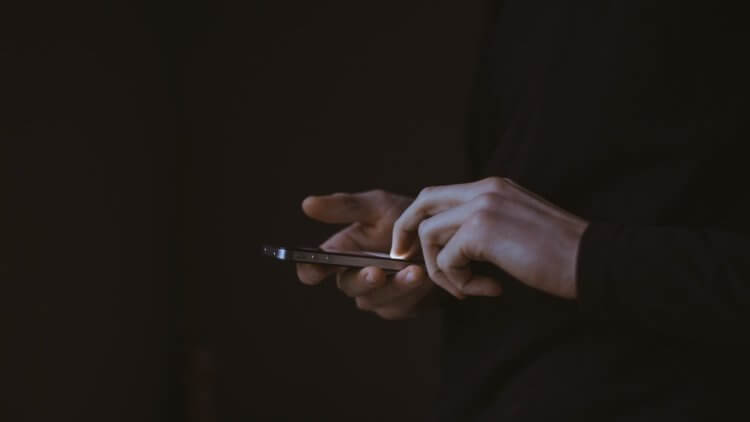 Apple следит за пользователями и сотрудниками? Возможно, сотрудники Apple и скрываются, но точно не используют для этого Android. Apple следит за пользователями и сотрудниками? Возможно, сотрудники Apple и скрываются, но точно не используют для этого Android. Фото.