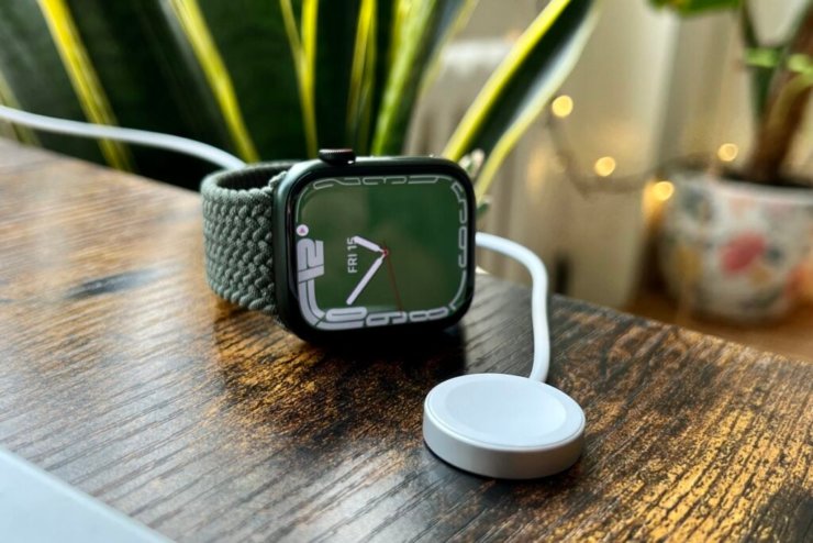 Зарядка Apple Watch. Подержите часы Apple на зарядке, и проблема может быть решена. Зарядка Apple Watch. Подержите часы Apple на зарядке, и проблема может быть решена. Фото.