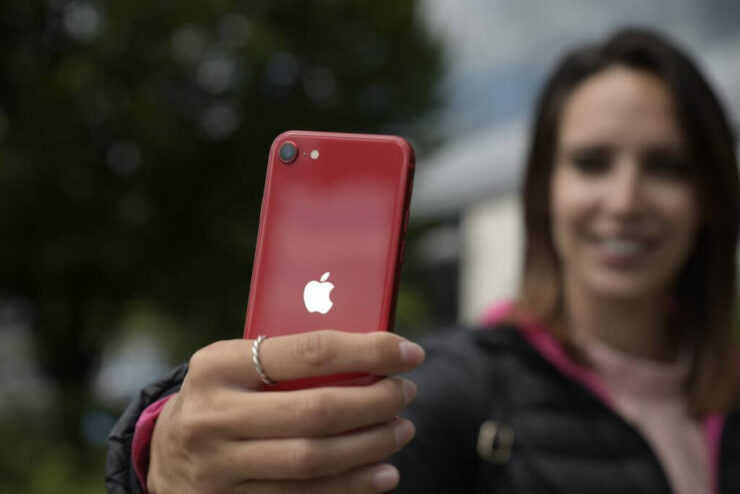 Конечно, хотелось бы видеть фронталку iPhone SE 2022 чуть лучше. Фото.