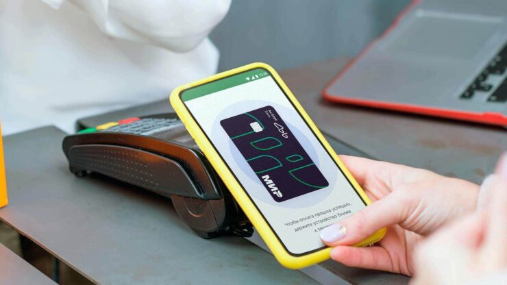 Оставалась надежда на карты МИР, но вскоре и они перестали работать с Apple Pay. Фото.