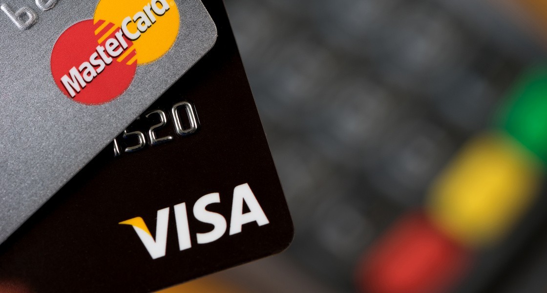 Рассказываем, можно ли платить Visa и Mastercard в России. Фото.