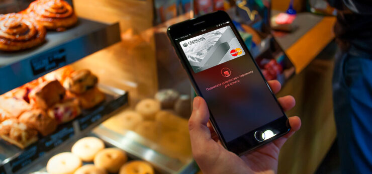 Учтите, что Apple Pay не работает лишь с несколькими банками. Фото.