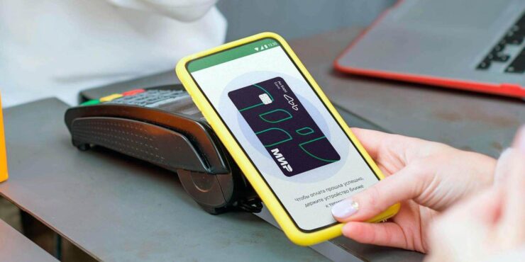 Apple Pay всё ещё работает с картами Мир в России. Фото.