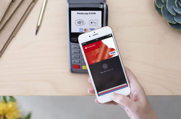 Visa и Mastercard приостанавливают работу в России. Что будет с Apple Pay? Фото.