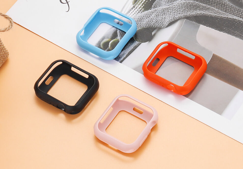 Силиконовый чехол для Apple Watch без проблем защитит ваше устройство от повреждений. Фото.