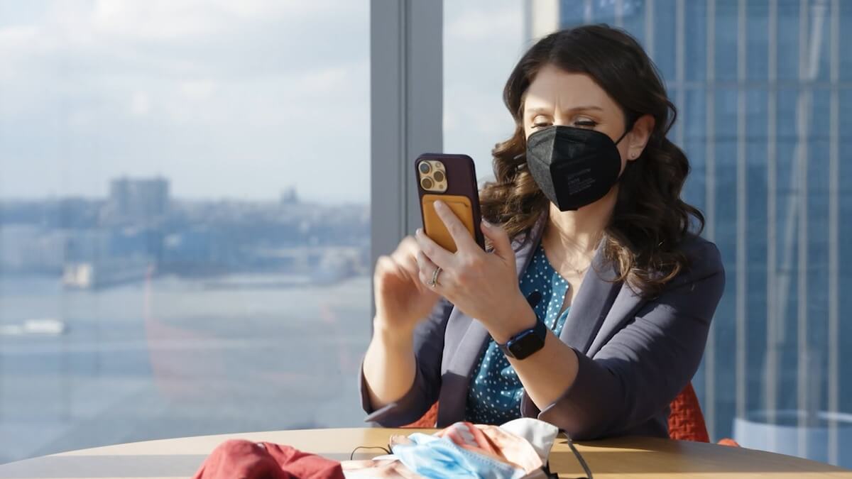 Обновитесь на iOS 15.4 и сможете разблокировать iPhone в маске. Фото.