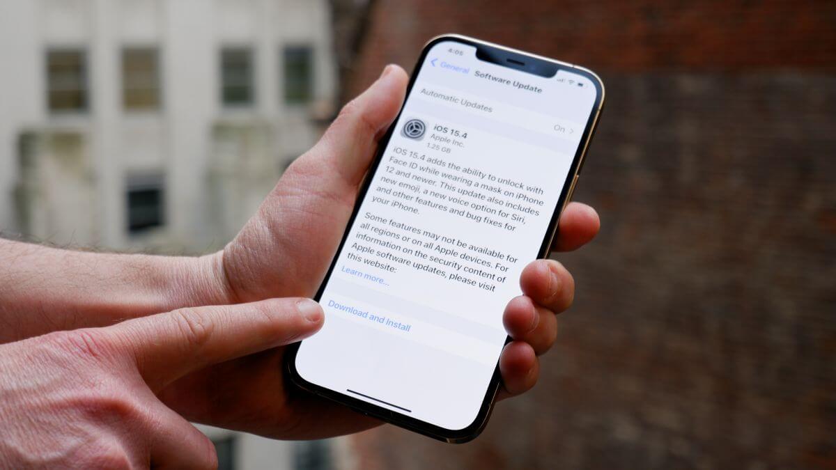 Можно ли обновлять iPhone сейчас и не заблокирует ли его Apple. Фото.