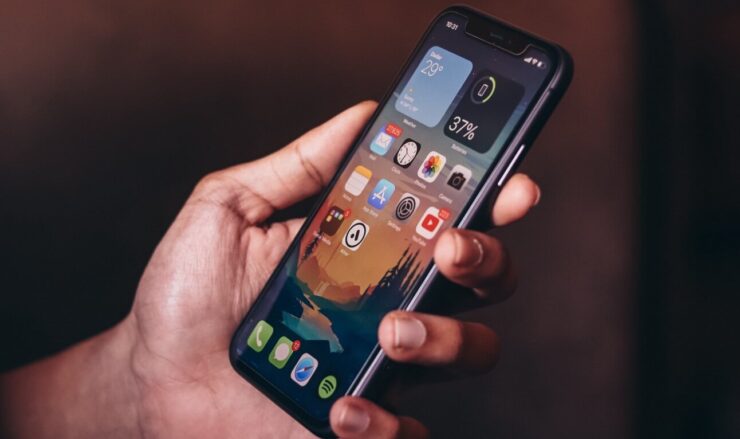 Подписка на Айфон — выгодно ли. iPhone по подписке может оказаться выгодным явлением и для Apple, и для потребителей. Фото.