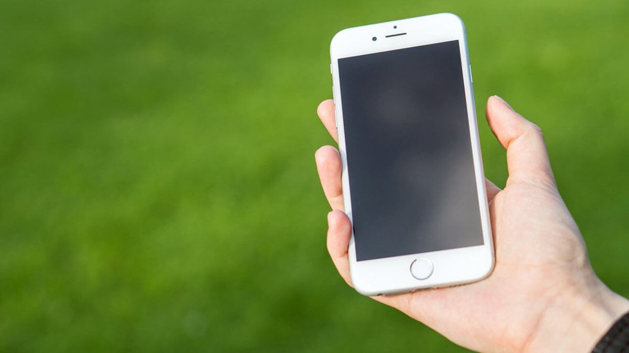Почему экран iPhone самопроизвольно темнеет