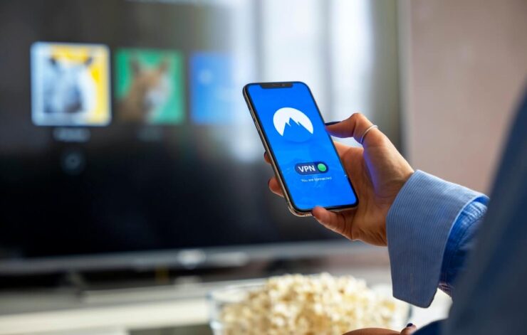 Что такое прокси простыми словами. Прокси, в отличие от VPN, не шифрует трафик, но при этом анонимизирует пользователя. Фото.