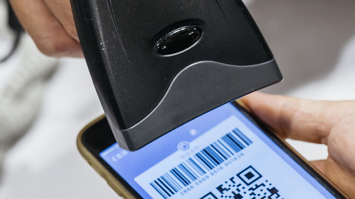 Отсканировать ваш QR-код могут даже на кассе, которая используется для сканирования штрих-кодов на товарах. Фото.