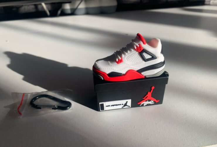 Чехол для AirPods в виде кроссовка. Крутой кейс, с которым ваши AirPods точно не затеряются в кармане. Фото.