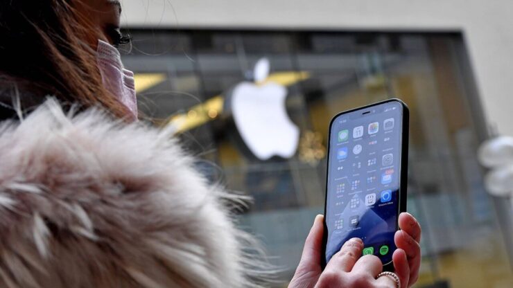 Реклама от Apple. Пользователи перестали бояться слежки, и это опасный звоночек для Apple, которая переделывает рекламный рынок под себя. Фото.