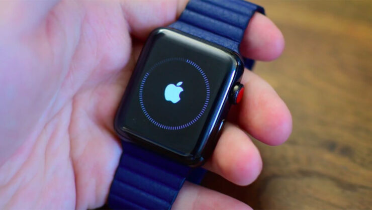 Никогда не перезагружайте Apple Watch во время обновления. Ни к чему хорошему это не приведет. Фото.