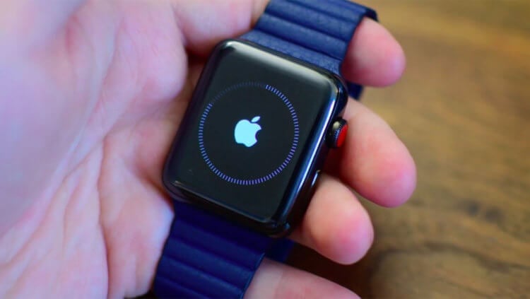 Как принудительно перезагрузить Apple Watch. Никогда не перезагружайте Apple Watch во время обновления. Ни к чему хорошему это не приведет. Фото.