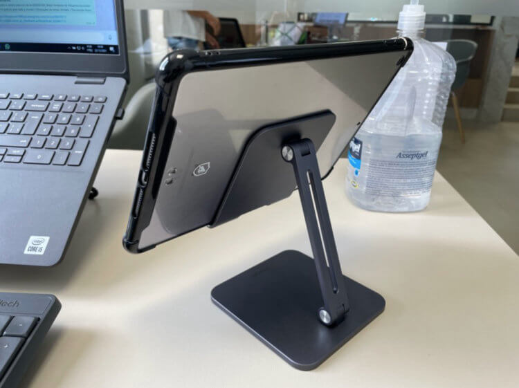 Подставка для iPad. Этот аксессуар должен быть у каждого владельца iPad. Подставка для iPad. Этот аксессуар должен быть у каждого владельца iPad. Фото.