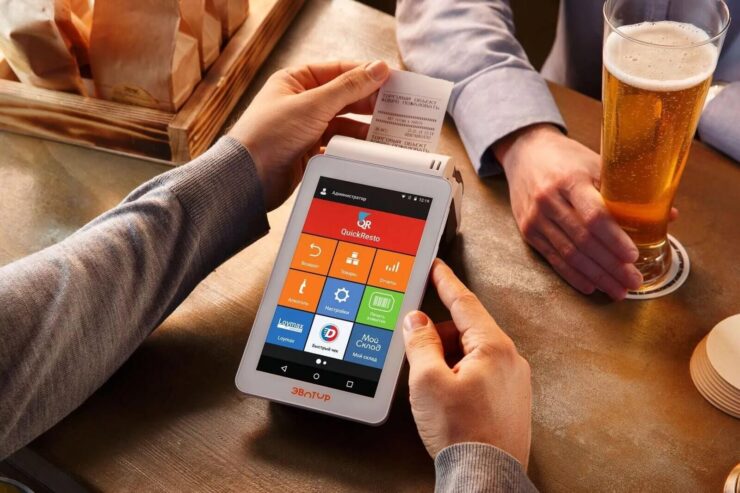 Как платить QR-кодом. Считать ваш QR на оплату также могут кассы Эвотор и смартфоны, если у продавца подключён цифровой эквайринг. Фото.